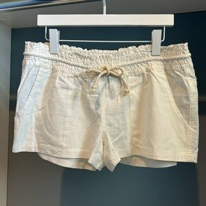 NWT Roxy shorts. Sz XL. Off white linen blend. Rope tie detail. Adorable!